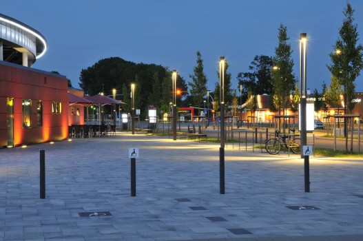 Rendsburg, Einkaufszentrum Rondo, Umbriano Granitgrau-weiß gemasert.