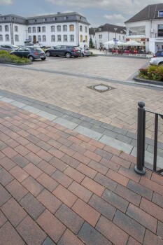 Geilenkirchen, Innenstadt, Umbriano Beige-braun und Objektfarbe Granit-rot gemasert.