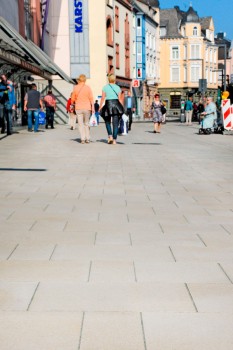 Limburg, Innenstadt, Umbriano Granitbeige gemasert.