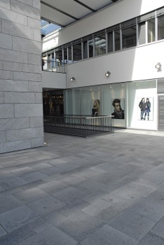 Merk Galerie, Emmedingen, Umbriano Granitgrau-weiß gemasert.