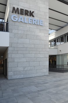 Emmedingen, Merk Galerie, Umbriano Granitgrau-weiß gemasert.