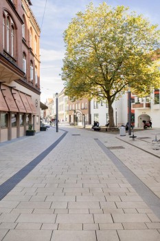 Minden, Fußgängerzone, Umbriano Granitbeige gemasert.