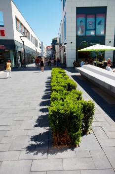 Ingelheim, Neue-Mitte, Umbriano Grauanthrazit gemasert.