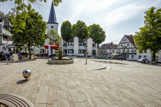 Möhnesee, Pankratiusplatz, Umbriano Granitbeige gemasert.