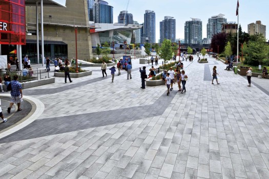 Toronto (CA), Public Plaza at CN Tower, Umbriano Granitgrauweiß und Grauanthrazit gemasert.