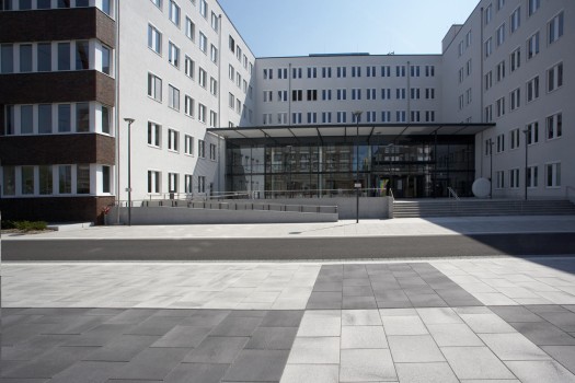 Leverkusen, Verwaltungsgebäude, Umbriano Granitgrau-weiß und Grau-anthrazit gemasert.