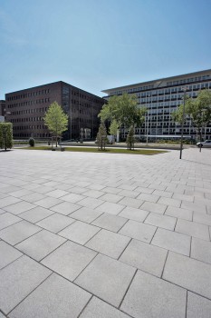 Leverkusen, Verwaltungsgebäude, Umbriano Granitgrau-weiß gemasert.