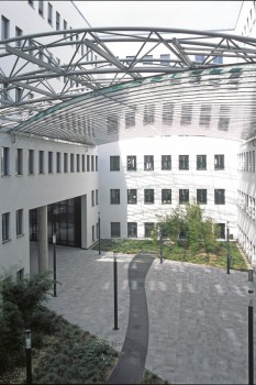 Leverkusen, Verwaltungsgebäude, Umbriano Granitgrau-weiß gemasert.