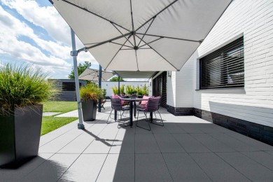 Cortesa Terrassenplatte Weiss Elegant Sonnenschirm Terrasse Hell Grau Modern