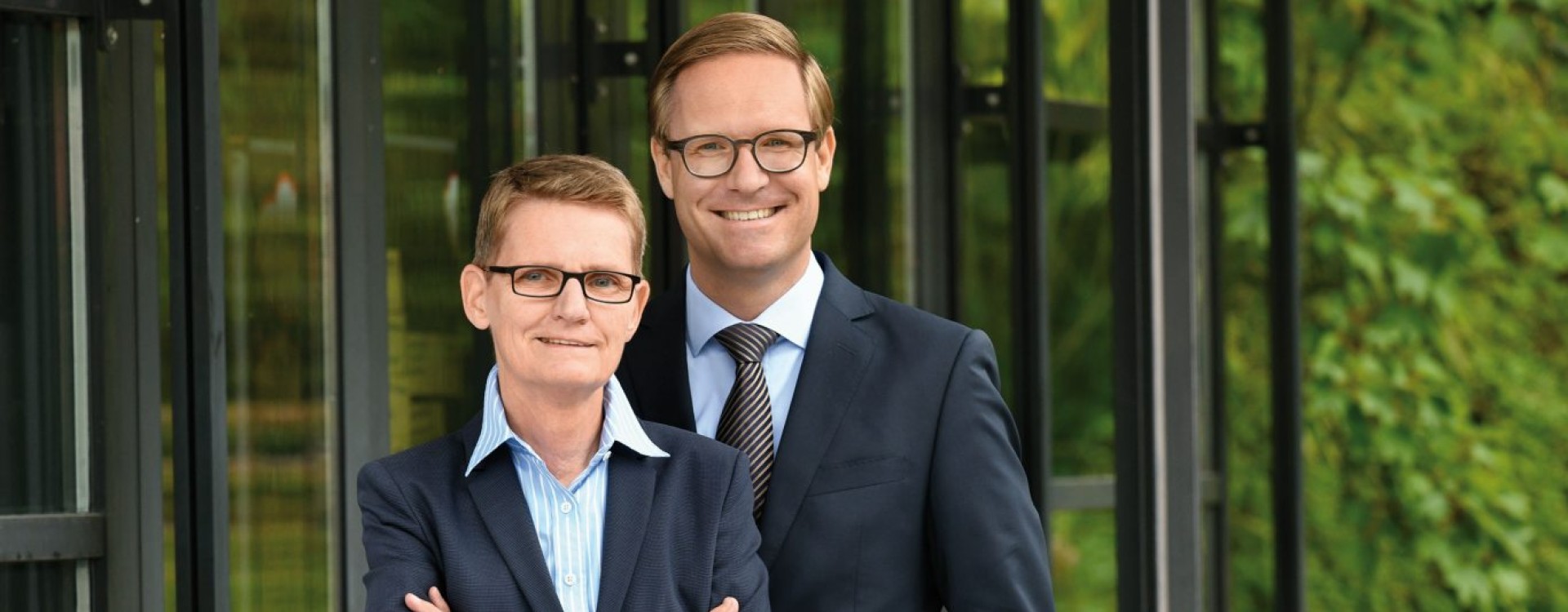 Hildegard Metten und Dr. Michael Metten am Pavillon des METTEN Ideengartens.